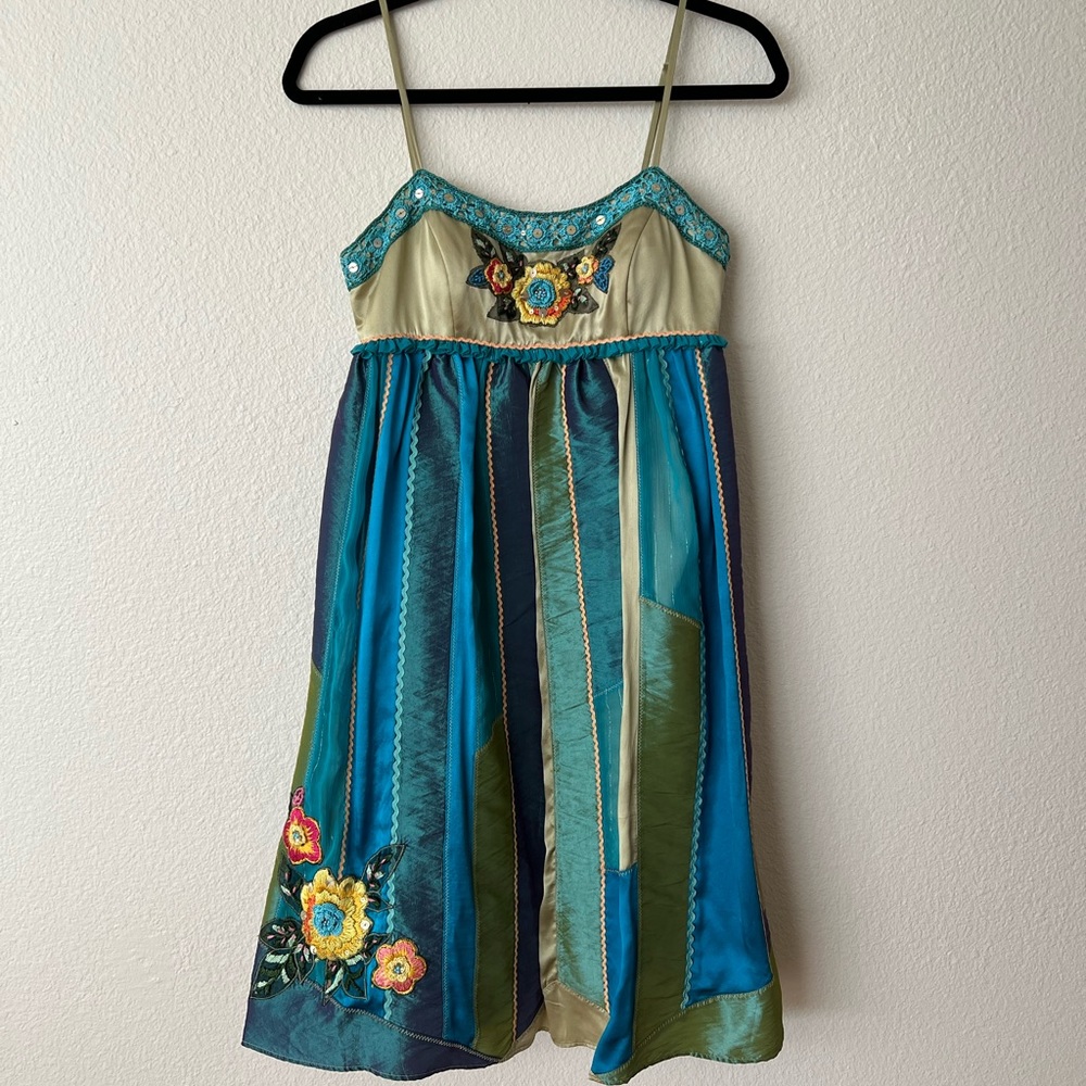 Sue Wong Dress. Size 4. 100% Silk, lining 100% polyester.